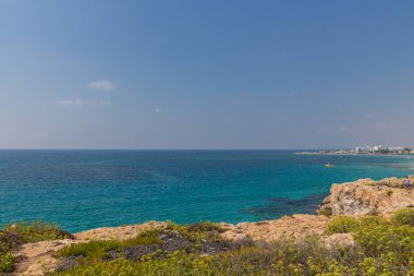 Deniz manzarası, kayalar, kumlu plajlar ve Kıbrıs Rum Kesimi Ayia Napa otelleri