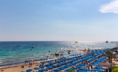 Ayia Napa, Kıbrıs - 11 Eylül 2019: Turistlerle dolu kalabalık plaj. Akdeniz yaz plajı, Agia Napa, Kıbrıs