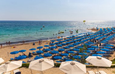 Ayia Napa, Kıbrıs - 11 Eylül 2019: Turistlerle dolu kalabalık plaj. Akdeniz yaz plajı, Agia Napa, Kıbrıs
