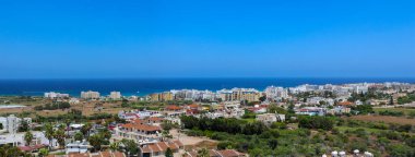 Protaras, Kıbrıs. 19 Haziran 2015: Şehrin geniş panoramik manzarası. Protaras, Kıbrıs Rum Kesimi 'nde Paralimni Belediyesi' nin idari yetki alanına giren ağırlıklı bir turizm beldesi..