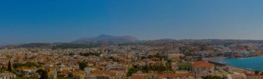 Rethymno, Yunanistan - 30 Temmuz 2016: Fortezza kalesinden Rethymno 'ya panoramik bakış. Eski Rethymnon kasabası Rönesans 'ın en iyi korunmuş kasabalarından biridir..