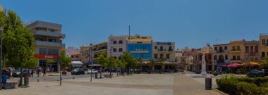 Rethymno, Yunanistan - 1 Ağustos 2016: Meçhul Asker Meydanı. 1930 'da dikilen eşanlamlı heykel nedeniyle Meçhul Asker Meydanı olarak adlandırıldı..