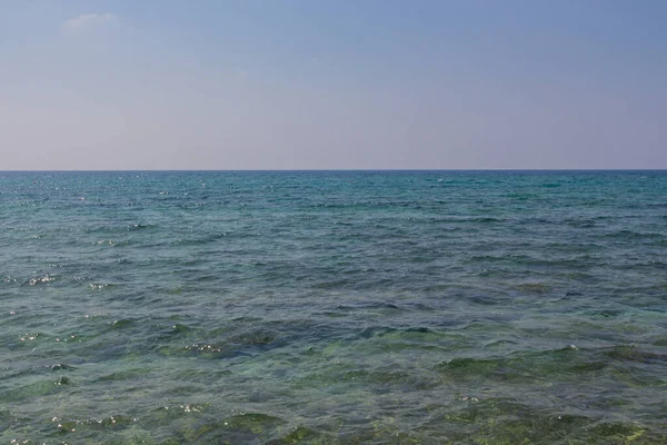 Pohled Středozemní Moře Nábřeží Ayia Napa Kypr Úžasná Modrá Voda — Stock fotografie