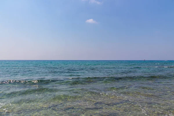 Вид Средиземное Море Набережной Айя Напы Кипр Удивительная Голубая Вода — стоковое фото