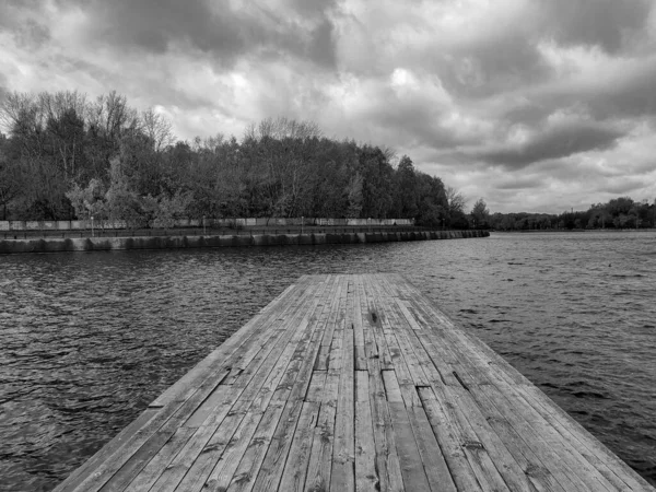 Antiguo Muelle Madera Lago Parque Otoño Con Hermosos Árboles Nubes — Foto de Stock