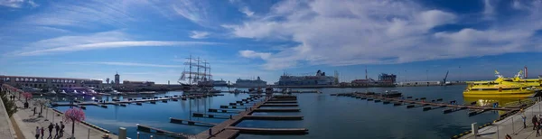 Sochi, Rusya, 12 Şubat 2014: Soçi limanı. 2014 Kış Olimpiyatları ve XI Paralimpik Kış Oyunları 'na ve 2014 yılından 2020 yılına kadar Rusya Formula 1 Grand Prix' ine ev sahipliği yaptı..