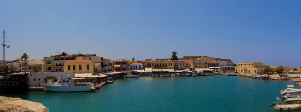 Rethymno, Yunanistan - 30 Temmuz 2016: Venedik limanından Rethymno 'ya panoramik bakış. Rethymno, adanın üçüncü büyük şehridir. Girit 'e yılda 2,8 milyon turist geliyor (2011).