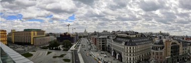 MOSCOW, RUSSIA - 3 Mayıs 2019: Moskova şehir merkezine panoramik manzara. Lubyanka 'daki Merkez Çocuk Mağazasından Görünüm.