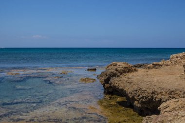 Akdeniz kıyı şeridi, Protaras, Kıbrıs. Protaras ağırlıklı olarak turizm merkezidir..