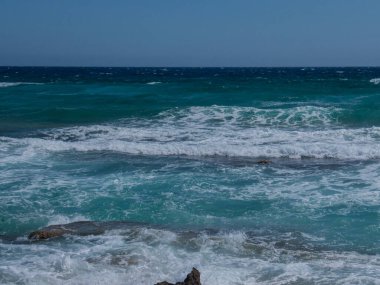Plaj Nea Aiya Napa Limanı. Ayia Napa (resmi adı Agia Napa), Kıbrıs 'ın güney kıyısında yer alan bir tatil beldesi..