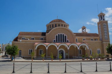Aziz George Katedrali, Paralimni, Kıbrıs. Geleneksel Paralimni kasabası, Larnaka havaalanından yaklaşık 40 dakika uzaklıkta bulunan özgür Famagusta bölgesinin en büyük şehridir.