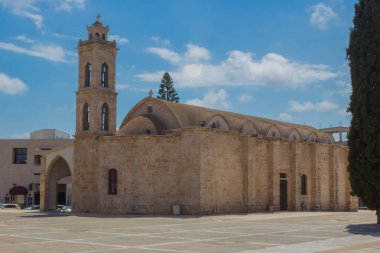 Aziz George Katedrali, Paralimni, Kıbrıs. Geleneksel Paralimni kasabası, Larnaka havaalanından yaklaşık 40 dakika uzaklıkta bulunan özgür Famagusta bölgesinin en büyük şehridir.