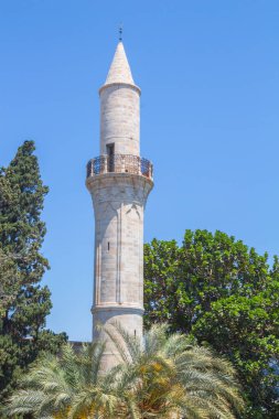 Buyuk veya Kebir Camisi, Larnaca, Kıbrıs. Larnaka (Larnaka) Kalesi 'nin hemen karşısındaki Atina Caddesi' nin sonunda yer alan Buyuk Camii, Kıbrıs 'taki belki de ilk Osmanlı camii..