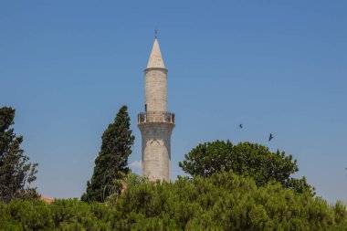 Buyuk veya Kebir Camisi, Larnaca, Kıbrıs. Larnaka (Larnaka) Kalesi 'nin hemen karşısındaki Atina Caddesi' nin sonunda yer alan Buyuk Camii, Kıbrıs 'taki belki de ilk Osmanlı camii..