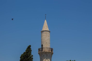 Buyuk veya Kebir Camisi, Larnaca, Kıbrıs. Larnaka (Larnaka) Kalesi 'nin hemen karşısındaki Atina Caddesi' nin sonunda yer alan Buyuk Camii, Kıbrıs 'taki belki de ilk Osmanlı camii..