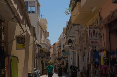 Rethymno, Yunanistan. 26 Temmuz. 2016: Alışveriş caddesi. Rethymno, adanın üçüncü büyük şehridir. Girit 'e yılda 2,8 milyon turist geliyor (2011).