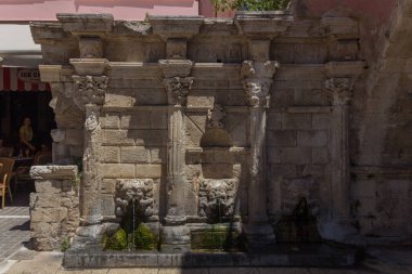 Rethymno, Yunanistan. 26 Temmuz. 2016: Rimondi Çeşmesi. Rimondi çeşmesi 1626 yılında şehrin rektörü A. Rimondi tarafından inşa edilmiştir. Şehrin su ihtiyacının bir kısmını karşıladı ve o zamanlar Ven 'in merkezi olan Platanou meydanında yer aldı.