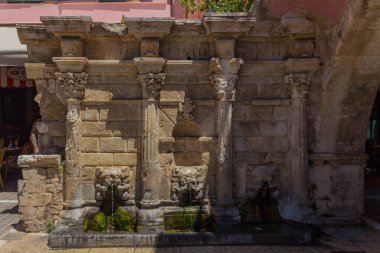 Rethymno, Yunanistan. 26 Temmuz. 2016: Rimondi Çeşmesi. Rimondi çeşmesi 1626 yılında şehrin rektörü A. Rimondi tarafından inşa edilmiştir. Şehrin su ihtiyacının bir kısmını karşıladı ve o zamanlar Ven 'in merkezi olan Platanou meydanında yer aldı.