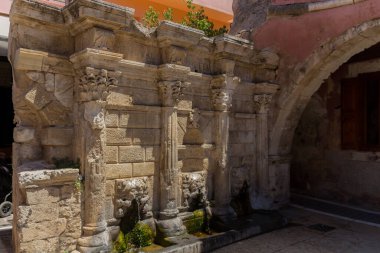 Yunanistan, Girit 'teki Rimondi Çeşmesi. Rimondi çeşmesi 1626 yılında şehrin rektörü A. Rimondi tarafından inşa edilmiştir. Şehrin su ihtiyacının bir kısmını karşıladı ve o zamanlar Venedik 'in merkezi olan Platanou meydanında yer aldı.