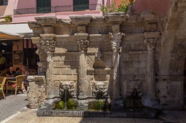 Rethymno, Yunanistan. 26 Temmuz. 2016: Rimondi Çeşmesi. Rimondi çeşmesi 1626 yılında şehrin rektörü A. Rimondi tarafından inşa edilmiştir. Şehrin su ihtiyacının bir kısmını karşıladı ve o zamanlar Ven 'in merkezi olan Platanou meydanında yer aldı.