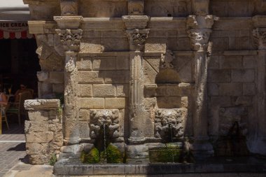 Rethymno, Yunanistan. 26 Temmuz. 2016: Rimondi Çeşmesi. Rimondi çeşmesi 1626 yılında şehrin rektörü A. Rimondi tarafından inşa edilmiştir. Şehrin su ihtiyacının bir kısmını karşıladı ve o zamanlar Ven 'in merkezi olan Platanou meydanında yer aldı.