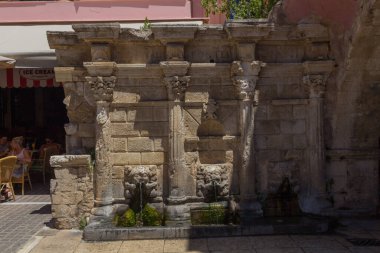 Rethymno, Yunanistan. 26 Temmuz. 2016: Rimondi Çeşmesi. Rimondi çeşmesi 1626 yılında şehrin rektörü A. Rimondi tarafından inşa edilmiştir. Şehrin su ihtiyacının bir kısmını karşıladı ve o zamanlar Ven 'in merkezi olan Platanou meydanında yer aldı.