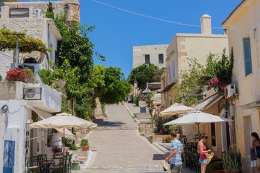 Rethymno, Yunanistan. 26 Temmuz. 2016: Fortezza yolu üzerindeki sokak dükkanları. Rethymno, adanın üçüncü büyük şehridir. Girit 'e yılda 2,8 milyon turist geliyor (2011).