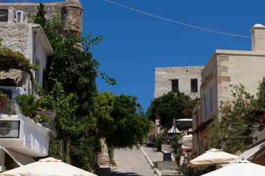 Rethymno, Yunanistan. 26 Temmuz. 2016: Fortezza yolu üzerindeki sokak dükkanları. Rethymno, adanın üçüncü büyük şehridir. Girit 'e yılda 2,8 milyon turist geliyor (2011).
