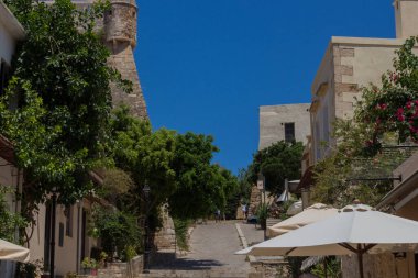 Rethymno, Yunanistan. 26 Temmuz. 2016: Fortezza yolu üzerindeki sokak dükkanları. Rethymno, adanın üçüncü büyük şehridir. Girit 'e yılda 2,8 milyon turist geliyor (2011).