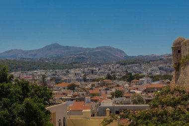 Rethymno, Yunanistan. 26 Temmuz. 2016: Fotezza 'dan Rethymno' ya panoramik bakış. Fortezza, Yunanistan 'ın Girit kentindeki Rethymno kentinin kalesidir. 16. yüzyılda Venedikliler tarafından inşa edilmiş ve 1646 yılında Osmanlılar tarafından ele geçirilmiştir.. .