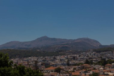 Rethymno, Yunanistan. 26 Temmuz. 2016: Fotezza 'dan Rethymno' ya panoramik bakış. Fortezza, Yunanistan 'ın Girit kentindeki Rethymno kentinin kalesidir. 16. yüzyılda Venedikliler tarafından inşa edilmiş ve 1646 yılında Osmanlılar tarafından ele geçirilmiştir.. .