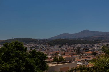 Rethymno, Yunanistan. 26 Temmuz. 2016: Fotezza 'dan Rethymno' ya panoramik bakış. Fortezza, Yunanistan 'ın Girit kentindeki Rethymno kentinin kalesidir. 16. yüzyılda Venedikliler tarafından inşa edilmiş ve 1646 yılında Osmanlılar tarafından ele geçirilmiştir.. .