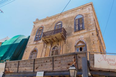 Rethymno, Yunanistan. 26 Temmuz. 2016: Rethymno 'daki eski bina. Rethymno, adanın üçüncü büyük şehridir. Girit 'e yılda 2,8 milyon turist geliyor (2011).