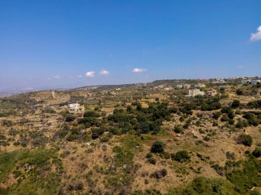 Agia Irini, Rethymno, Girit, Yunanistan. 27 Temmuz. 2016: Agia Irini Manastırı 'ndan dağlara panoramik manzara. Girit 'e yılda 2,8 milyon turist geliyor (2011).