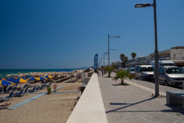 Rethymno, Yunanistan. 27 Temmuz. 2016: Plaj. Rethymno, adanın üçüncü büyük şehridir. Girit 'e yılda 2,8 milyon turist geliyor (2011).