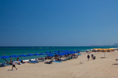 Rethymno, Yunanistan. 27 Temmuz. 2016: Plaj. Rethymno, adanın üçüncü büyük şehridir. Girit 'e yılda 2,8 milyon turist geliyor (2011).