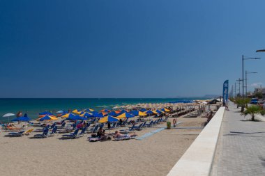 Rethymno, Yunanistan. 27 Temmuz. 2016: Plaj. Rethymno, adanın üçüncü büyük şehridir. Girit 'e yılda 2,8 milyon turist geliyor (2011).