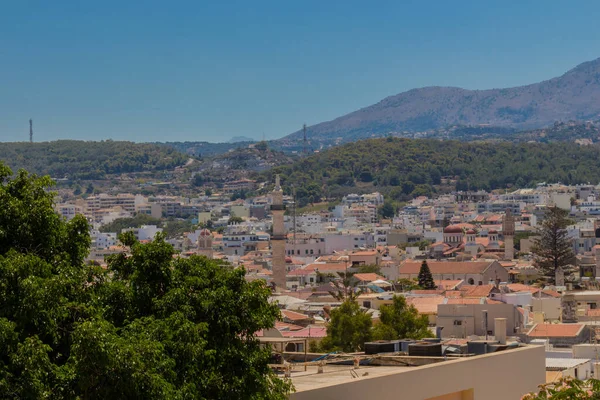 Rethymno, Yunanistan. 26 Temmuz. 2016: Fotezza 'dan Rethymno' ya panoramik bakış. Fortezza, Yunanistan 'ın Girit kentindeki Rethymno kentinin kalesidir. 16. yüzyılda Venedikliler tarafından inşa edilmiş ve 1646 yılında Osmanlılar tarafından ele geçirilmiştir.. .