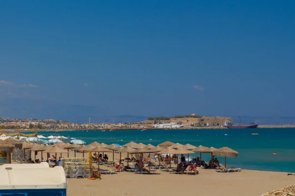 Rethymno, Yunanistan. 27 Temmuz. 2016: Plaj. Rethymno, adanın üçüncü büyük şehridir. Girit 'e yılda 2,8 milyon turist geliyor (2011).