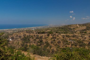 Agia Irini, Yunanistan. 27 Temmuz. 2016: Agia Irini Manastırı 'ndan Rethymno' ya panoramik bakış. Rethymnon şehrinin kuzeydoğusundaki Vrysina Dağı 'nın eteğinde yer alan Agia Irini Manastırı Girit' teki en eski manastırlardan biridir. 