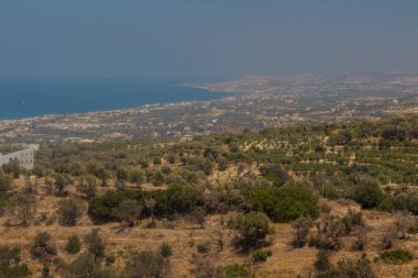 Agia Irini, Yunanistan. 27 Temmuz. 2016: Agia Irini Manastırı 'ndan Rethymno' ya panoramik bakış. Rethymnon şehrinin kuzeydoğusundaki Vrysina Dağı 'nın eteğinde yer alan Agia Irini Manastırı Girit' teki en eski manastırlardan biridir. 