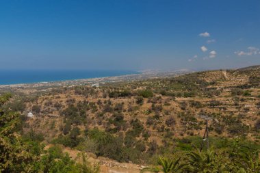 Agia Irini, Yunanistan. 27 Temmuz. 2016: Agia Irini Manastırı 'ndan Rethymno' ya panoramik bakış. Rethymnon şehrinin kuzeydoğusundaki Vrysina Dağı 'nın eteğinde yer alan Agia Irini Manastırı Girit' teki en eski manastırlardan biridir. 