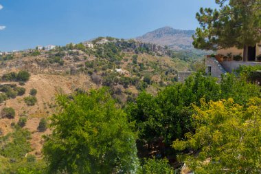 Agia Irini, Rethymno, Girit, Yunanistan. 27 Temmuz. 2016: Agia Irini Manastırı 'ndan dağlara panoramik manzara. Girit 'e yılda 2,8 milyon turist geliyor (2011).