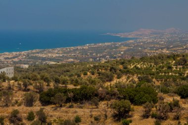 Agia Irini, Yunanistan. 27 Temmuz. 2016: Agia Irini Manastırı 'ndan Rethymno' ya panoramik bakış. Rethymnon şehrinin kuzeydoğusundaki Vrysina Dağı 'nın eteğinde yer alan Agia Irini Manastırı Girit' teki en eski manastırlardan biridir. 