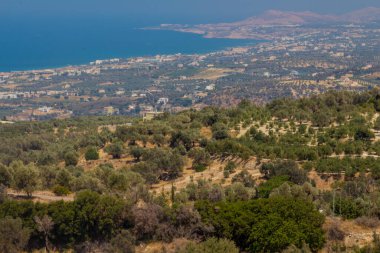 Agia Irini, Yunanistan. 27 Temmuz. 2016: Agia Irini Manastırı 'ndan Rethymno' ya panoramik bakış. Rethymnon şehrinin kuzeydoğusundaki Vrysina Dağı 'nın eteğinde yer alan Agia Irini Manastırı Girit' teki en eski manastırlardan biridir. 