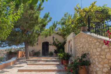 Agia Irini Manastırı, Yunanistan. Rethymnon şehrinin kuzeydoğusunda yer alan Vrysina Dağı 'nın eteğinde yer alan Agia Irini Kutsal Manastırı Girit' in en eski manastırlarından biridir. Manastır yıkıldı.
