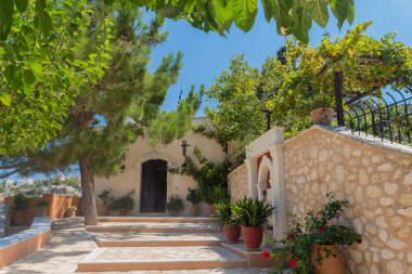 Agia Irini Manastırı, Yunanistan. Rethymnon şehrinin kuzeydoğusunda yer alan Vrysina Dağı 'nın eteğinde yer alan Agia Irini Kutsal Manastırı Girit' in en eski manastırlarından biridir. Manastır yıkıldı.