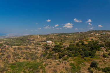 Agia Irini, Rethymno, Girit, Yunanistan. 27 Temmuz. 2016: Agia Irini Manastırı 'ndan dağlara panoramik manzara. Girit 'e yılda 2,8 milyon turist geliyor (2011).