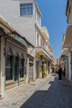 Rethymno, Yunanistan. 28 Temmuz 2016: Rethymno 'daki Dar Venedik sokakları. Girit Adası 'nın üçüncü büyük kenti yıl boyunca canlı bir yerdir ve özellikle yaz boyunca çok sayıda ziyaretçi çeker..