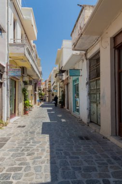Rethymno, Yunanistan. 28 Temmuz 2016: Rethymno 'daki Dar Venedik sokakları. Girit Adası 'nın üçüncü büyük kenti yıl boyunca canlı bir yerdir ve özellikle yaz boyunca çok sayıda ziyaretçi çeker..